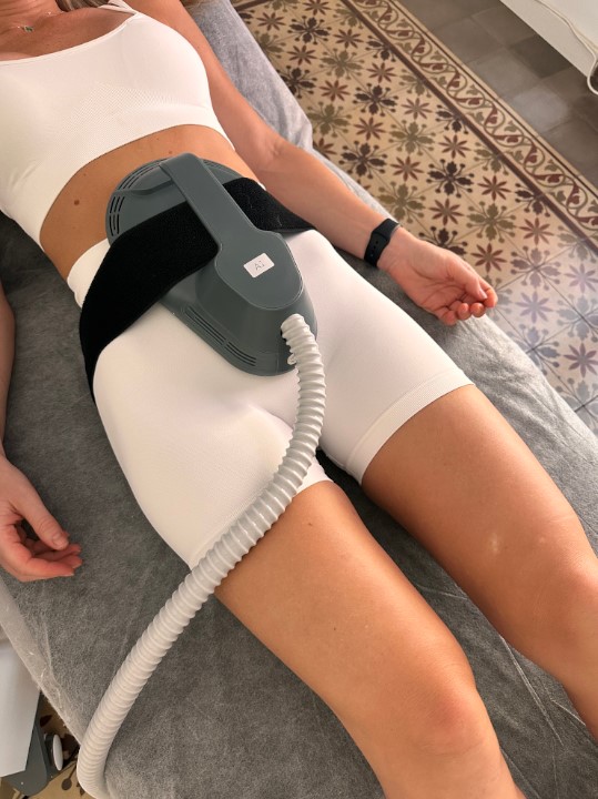 Bei einer Patientin wird Bauchmuskulatur mit Emscuplt NEO optimiert Bei einer Patientin wird Bauchmuskulatur mit Emscuplt NEO optimiert