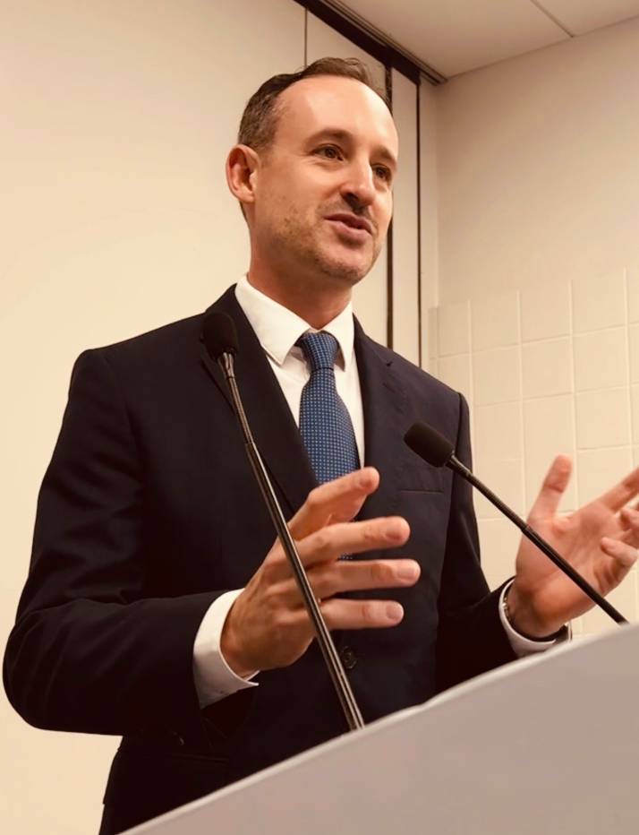 Dr. Kenig giving a lecture